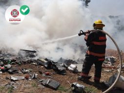 El incendio fue controlado con agua a presión. ESPECIAL / FACBOOK Protección Civil y Bomberos Zapopan