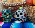 Ya sea con rezos en los panteones o con comparsas en las calles, el espíritu del Día de Muertos demuestra que en México la memoria y la alegría caminan de la mano. Unsplash