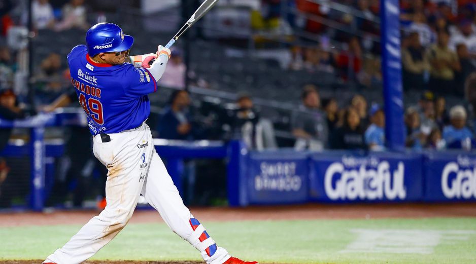 Japhet Amador, el ídolo de la afición, entró al cajón de bateo decidido a sellar la noche. CORTESÍA/ CHARROS DE JALISCO.