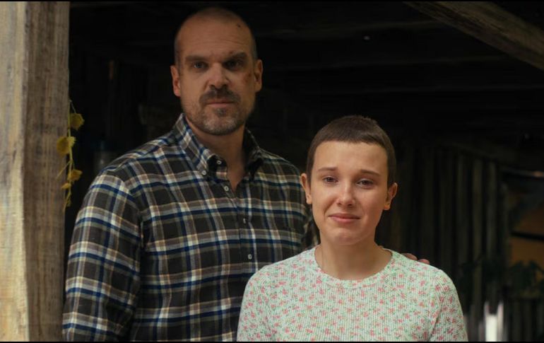 Antes de que este conflicto saliera a la luz, Brown y Harbour mantenían una relación paternal que trascendió la pantalla. ESPECIAL / NETFLIX