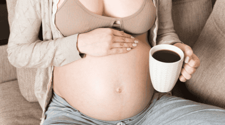 Aunque el café puede formar parte de la rutina diaria, durante el embarazo es importante controlar su consumo o sustituirlo por opciones descafeinadas o naturales, siempre bajo la orientación de un médico. CANVA