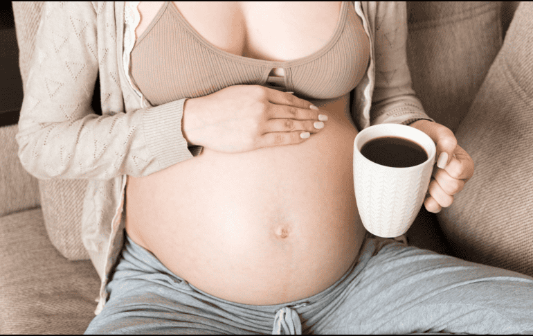 Aunque el café puede formar parte de la rutina diaria, durante el embarazo es importante controlar su consumo o sustituirlo por opciones descafeinadas o naturales, siempre bajo la orientación de un médico. CANVA