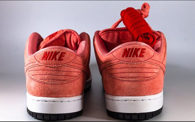 Al adquirir un calzado con este tipo de material, es importante comprar un spray protector, para evitar daños severos e irreparables. Pexels