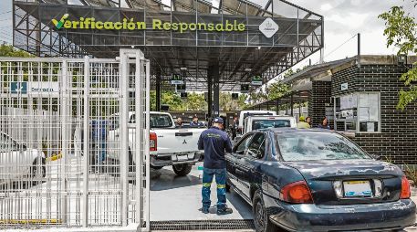 El Gobierno de Jalisco mantendrá en 2026 el subsidio del 100% al costo de la verificación vehicular, condicionado al pago del refrendo, pero éste subirá de 900 a mil pesos. EL INFORMADOR/ A. Navarro