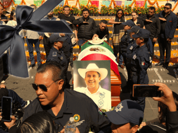 Carlos Manzo asumió el cargo contaba con una escolta de ocho elementos de la Guardia Civil y de la Guardia Nacional ya que había sido amenazado por el Cártel Nueva Generación. AP / E. Verdugo