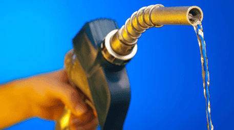 Los expertos recomiendan realizar mantenimientos periódicos, revisar la presión de las llantas y evitar aceleraciones innecesarias para optimizar el consumo. CANVA