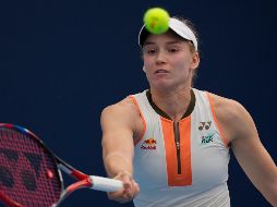 Elena Rybakina vino de atrás para vencer (3-6, 6-1 y 6-0) a Iga Swiatek en las finales de la WTA. AP/N. Guan