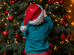 La Navidad 2025 llega con una propuesta cromática totalmente renovada. Este año, las tendencias en decoración apuestan por paletas que combinan elegancia, calidez y naturalidad, dejando atrás los clásicos rojo y verde para dar paso a tonos tierra, metálicos, pastel y acentos inspirados en la naturaleza. CANVA