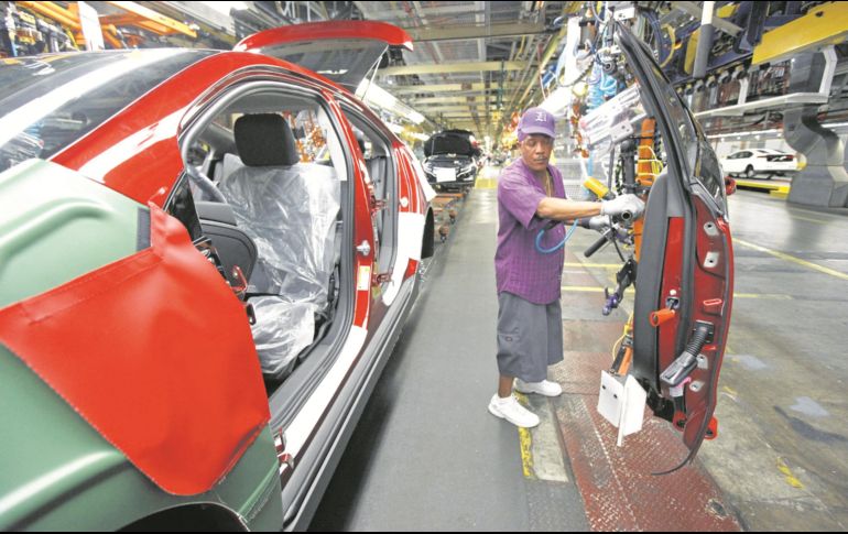 La industria automotriz se encuentra en el ojo del huracán, tanto por los detractores como por los defensores del acuerdo comercial. AP