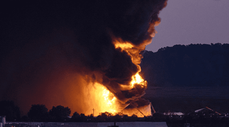 El accidente aéreo provocó un incendio de grandes dimensiones en las inmediaciones del aeropuerto. EFE/ @SecDuffy