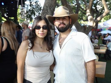 Laura Gallegos y Santiago Villalpando durante la 4a. edición de Vinart Ajijic. GENTE BIEN JALISCO / Revista del 7 de noviembre 2025
