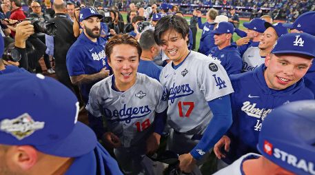 Yoshinobu Yamamoto (izq.) y Shohei Ohtani mantuvieron en vilo a sus compatriotas.AFP/G. Shamus