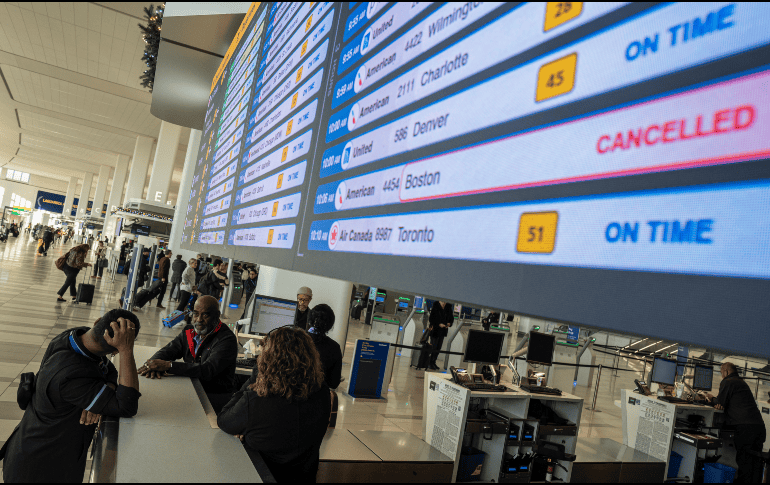 De acuerdo con el portal FlightAware, más de 800 vuelos fueron cancelados para el viernes, principalmente de las aerolíneas Delta Air Lines, United Airlines y American Airlines. EFE/Ángel Colmenares