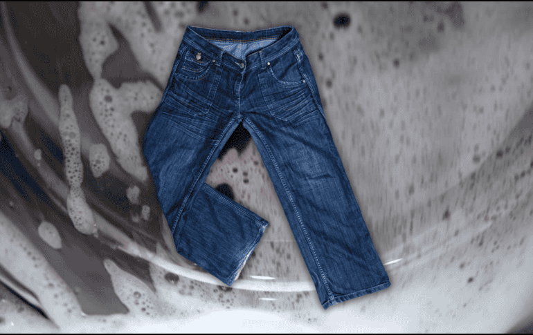 Al momento de lavar los jeans, chamarras o faldas de mezclilla, muchas personas cometen errores que provocan que la prenda pierda su forma o color original. ESPECIAL / CANVA