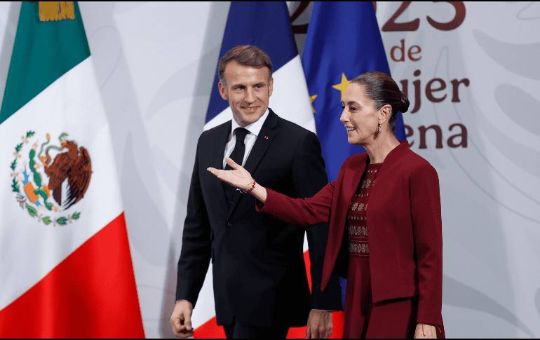 La Presidenta de México, Claudia Sheinbaum, y el mandatario de Francia, Emmanuel Macron, durante una rueda de prensa en la Ciudad de México. EFE / S. Gutiérrez