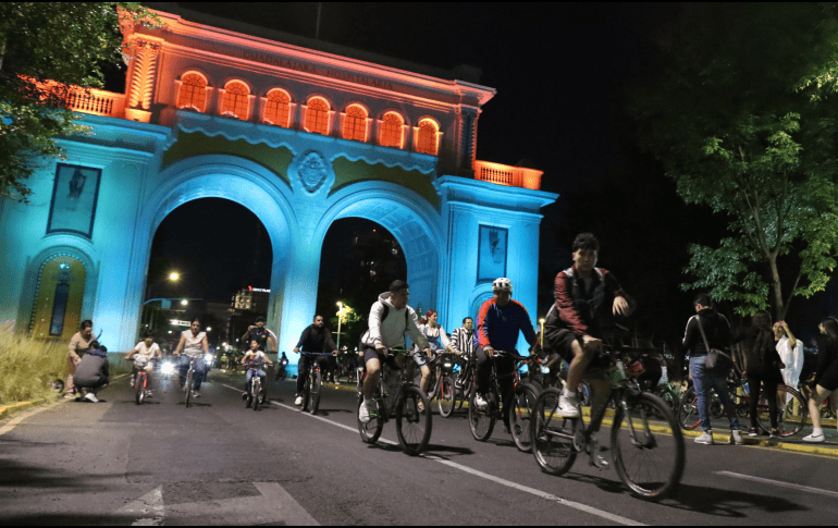 La Vía RecreActiva Nocturna invita a vivir la ciudad de una forma distinta, con una rodada colectiva bajo las estrellas. ESPECIAL/Gobierno de Guadalajara