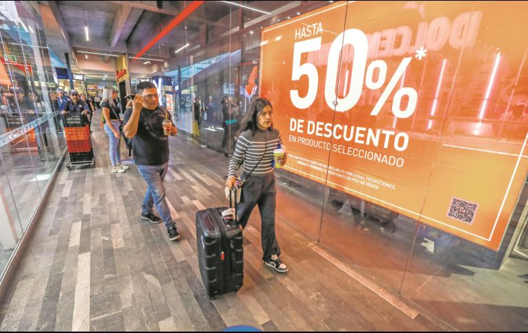 Consumidores recorren tiendas y revisan aplicaciones móviles, atentos a las mejores ofertas y promociones del Buen Fin 2025. EL INFORMADOR/ A. Navarro