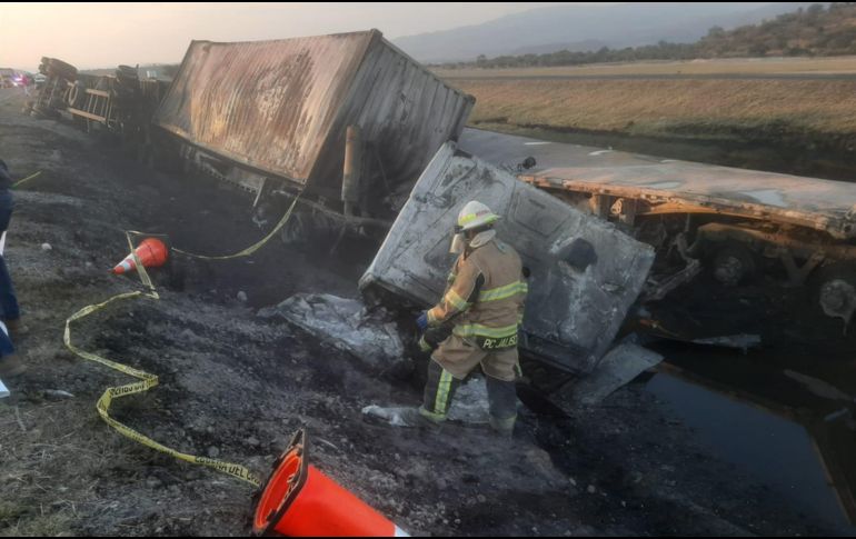 Por este y otros accidentes se realizaron diversos cierres parciales en la autopista. ESPECIAL / Facebook Protección Civil Jalisco