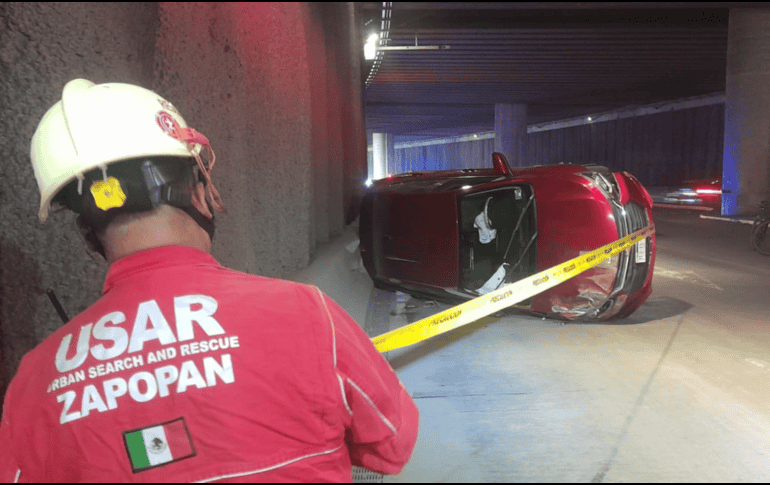 El coche quedó en el carril de la extrema derecha, en el sentido de sur a norte, bloqueando la circulación. ESPECIAL / Bomberos Zapopan
