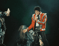 Michael Jackson usando la chamarra  “Thriller” que se enciende y pulsa durante una presentación en vivo en el "Bad tour". michaeljackson.com