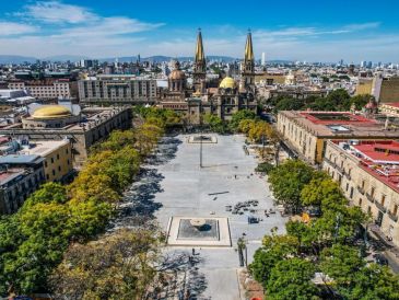 El funcionario explicó que el estacionamiento de la plaza se encuentra prácticamente terminado, y que actualmente se trabaja en labores finales de pintura, colocación de luminarias y habilitación de rampas. EL INFORMADOR / A. Navarro