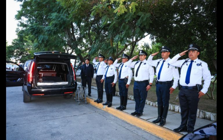 La explanada de la Academia de la Secretaría de Seguridad de Jalisco recibía a oficiales, comisarios, funcionarios públicos y compañeros, en espera de dar el último adiós a las dos mujeres ultimadas en el cumplimiento de su deber. EL INFORMADOR/ J. Acosta