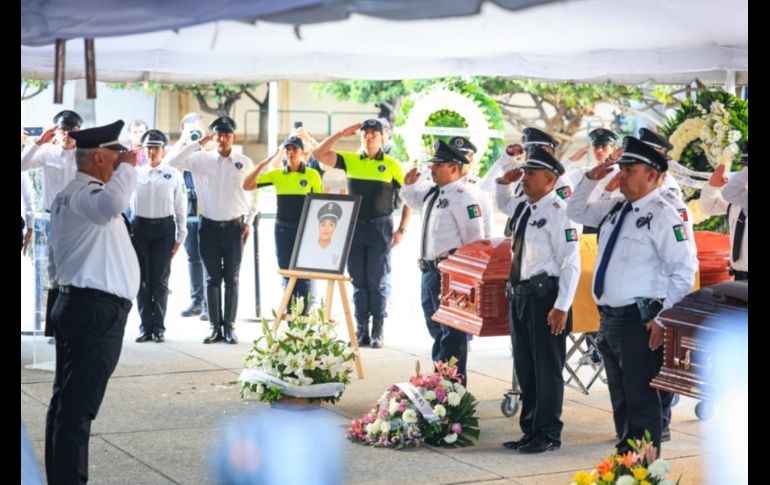 La explanada de la Academia de la Secretaría de Seguridad de Jalisco recibía a oficiales, comisarios, funcionarios públicos y compañeros, en espera de dar el último adiós a las dos mujeres ultimadas en el cumplimiento de su deber. EL INFORMADOR/ J. Acosta