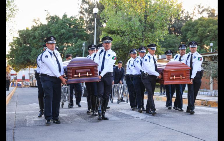 La explanada de la Academia de la Secretaría de Seguridad de Jalisco recibía a oficiales, comisarios, funcionarios públicos y compañeros, en espera de dar el último adiós a las dos mujeres ultimadas en el cumplimiento de su deber. EL INFORMADOR/ J. Acosta