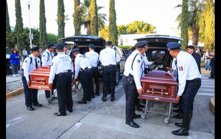 La explanada de la Academia de la Secretaría de Seguridad de Jalisco recibía a oficiales, comisarios, funcionarios públicos y compañeros, en espera de dar el último adiós a las dos mujeres ultimadas en el cumplimiento de su deber. EL INFORMADOR/ J. Acosta