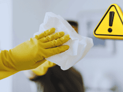 Si el espejo tiene salpicaduras de pasta dental o maquillaje, retíralas antes con un poco de vinagre y una esponja suave. ESPECIAL / CANVA