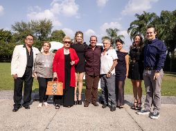 Eugenio Barreto, Cristina Barreto, Carmen Michel, Lina Farkas, Alberto Barreto Jr., Alberto Barreto, Karen Barreto, Leticia Barreto y Jorge Barreto. GENTE BIEN JALISCO / Fiesta sorpresa para Alberto Barreto