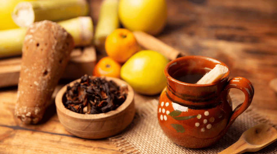 Se aconseja moderar la cantidad de piloncillo en la preparación o, para personas con condiciones como la diabetes, considerar el uso de sustitutos de azúcar o aprovechar únicamente la dulzura natural de las frutas.  CANVA