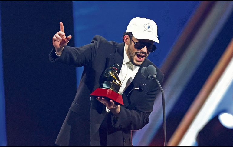 El cantante puertorriqueño Bad Bunny recibe el premio a Álbum del Año por “Debí tirar más fotos”. AFP