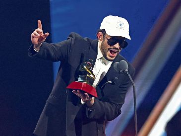El cantante puertorriqueño Bad Bunny recibe el premio a Álbum del Año por “Debí tirar más fotos”. AFP