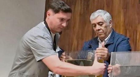 Por formar parte de la fundación de la carrera, fue reconocido el doctor Salvador Reyes Partida (derecha). ESPECIAL