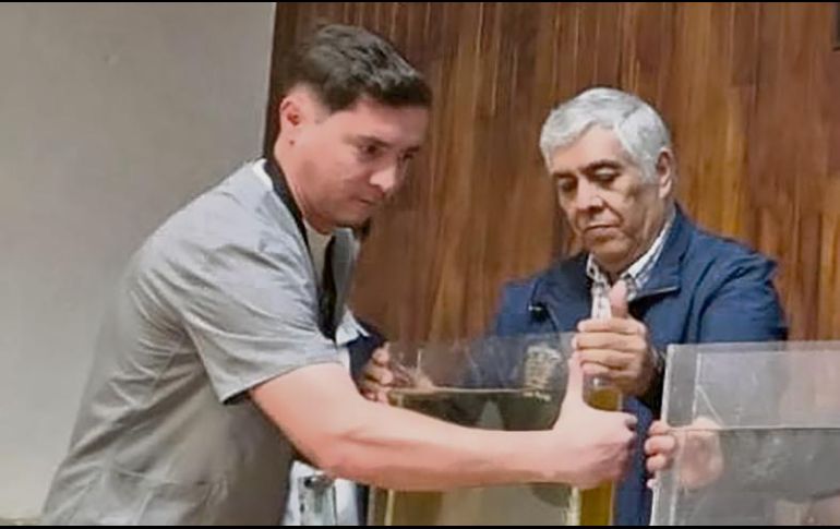 Por formar parte de la fundación de la carrera, fue reconocido el doctor Salvador Reyes Partida (derecha). ESPECIAL