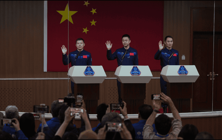 Periodistas graban con sus teléfonos a los astronautas chinos que partirán en la misión Shenzhou 20. AP/Archivo