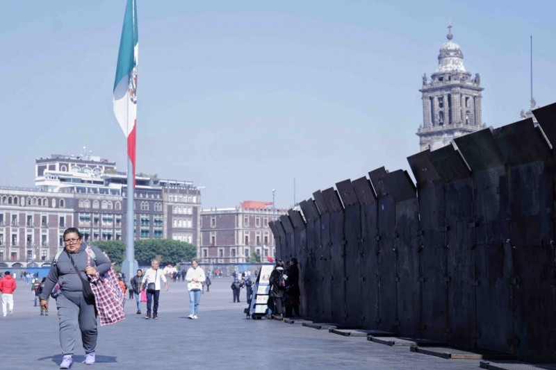 Las autoridades blindaron Palacio Nacional con vallas de metal ante la jornada de manifestaciones que iniciaron este jueves de la CNTE y un grupo denominado Generación Z. SUN / F. RPJAS
