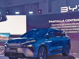 El diseño del BYD Atto 8 destaca por su estética moderna: faros LED de mirada rasgada, líneas aerodinámicas y un perfil robusto. ESPECIAL