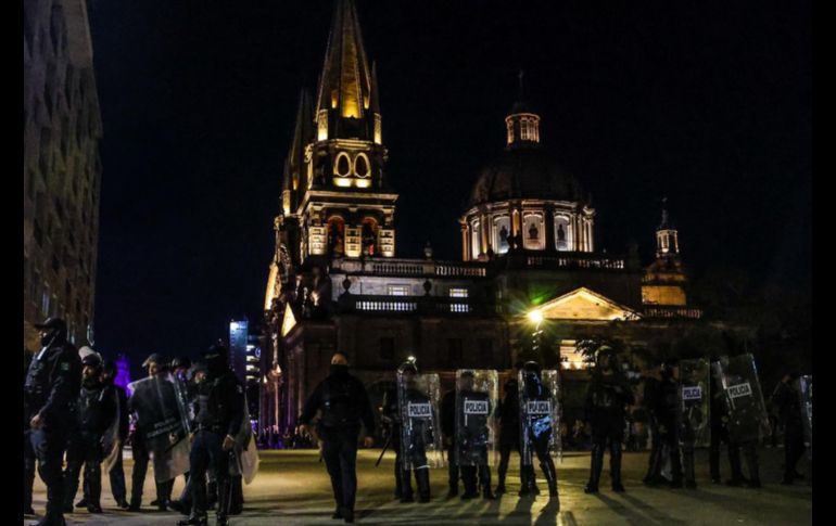 Los manifestantes comenzaron a hacer pintas en Palacio de Gobierno, pero también a lanzar piedras contra las puertas de Palacio de Gobierno y las ventanas del edifico gubernamental. EL INFORMADOR/ A. Navarro