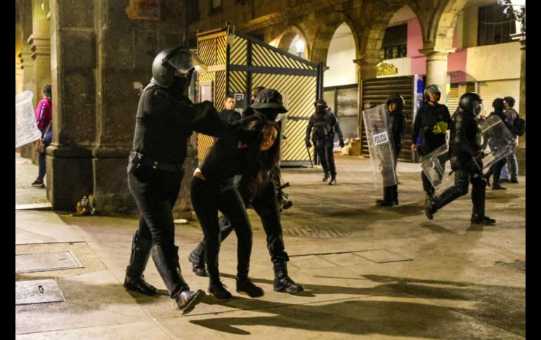 Los manifestantes comenzaron a hacer pintas en Palacio de Gobierno, pero también a lanzar piedras contra las puertas de Palacio de Gobierno y las ventanas del edifico gubernamental. EL INFORMADOR/ A. Navarro