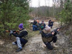 Entrenamiento militar a civiles. Ucrania acelera la capacitación de ciudadanos ante eventuales choques con tropas rusas, en especial en las zonas fronterizas. EFE/S. Kozlov