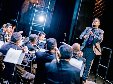 Fabián Torres. El director de la Banda Sinfónica de Zapopan lidera la celebración por el 30 aniversario del ensamble. ESPECIAL