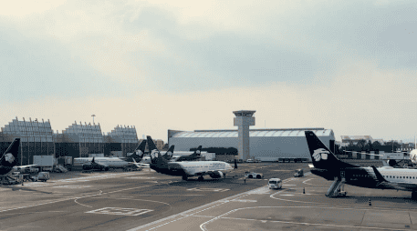 Un analista del sector de aviación destacó que Aeroméxico redujo sus operaciones nacionales en el AICM, mientras que aumentó las internacionales. X / @AICM_mx