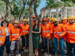 Acompañada por personal de Medio Ambiente y de Parques y Jardines, la alcaldesa participó en la siembra del nuevo árbol, que desde este fin de semana adornará La Rotonda de los Jaliscienses Ilustres. ESPECIAL