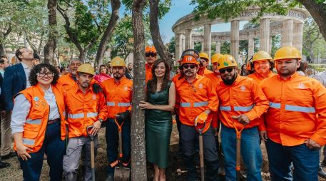 Acompañada por personal de Medio Ambiente y de Parques y Jardines, la alcaldesa participó en la siembra del nuevo árbol, que desde este fin de semana adornará La Rotonda de los Jaliscienses Ilustres. ESPECIAL
