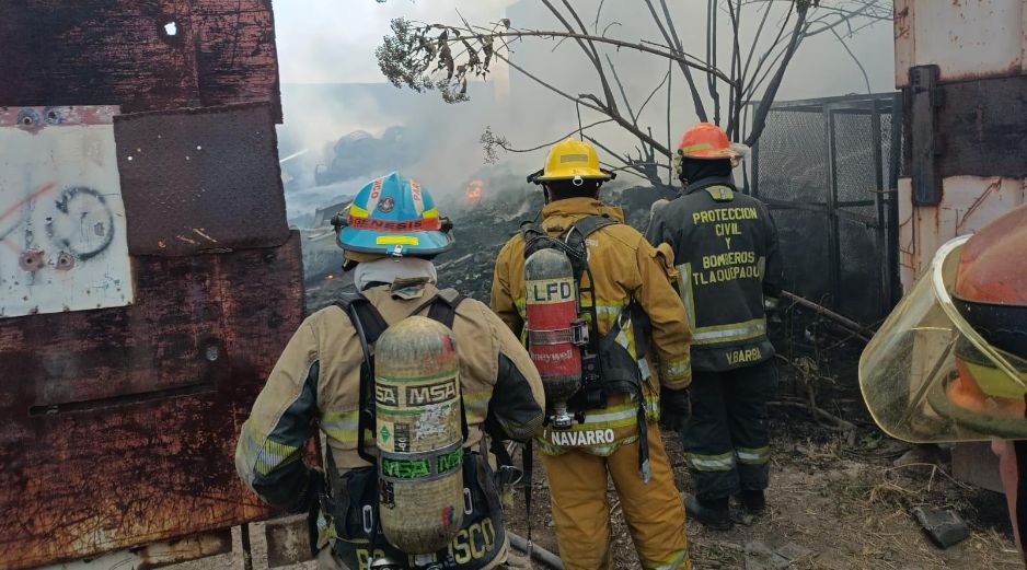 Elementos de tres coordinaciones de Protección Civil y Bomberos acudieron al sitio para controlar el incendio. ESPECIAL / FACEBOOK Protección Civil Jalisco
