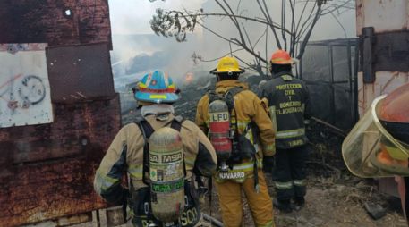 Elementos de tres coordinaciones de Protección Civil y Bomberos acudieron al sitio para controlar el incendio. ESPECIAL / FACEBOOK Protección Civil Jalisco