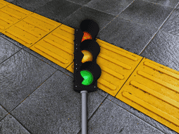 Para mejorar la accesibilidad urbana, mencionó que se requiere la instalación de semáforos sonoros y señales podotáctiles. ESPECIAL / CANVA