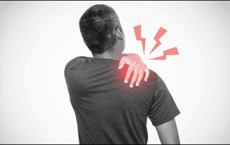 Este malestar se caracteriza por un proceso doloroso en la región del hombro que suele ser más intenso por la noche o durante la actividad laboral: ESPECIAL / CANVA